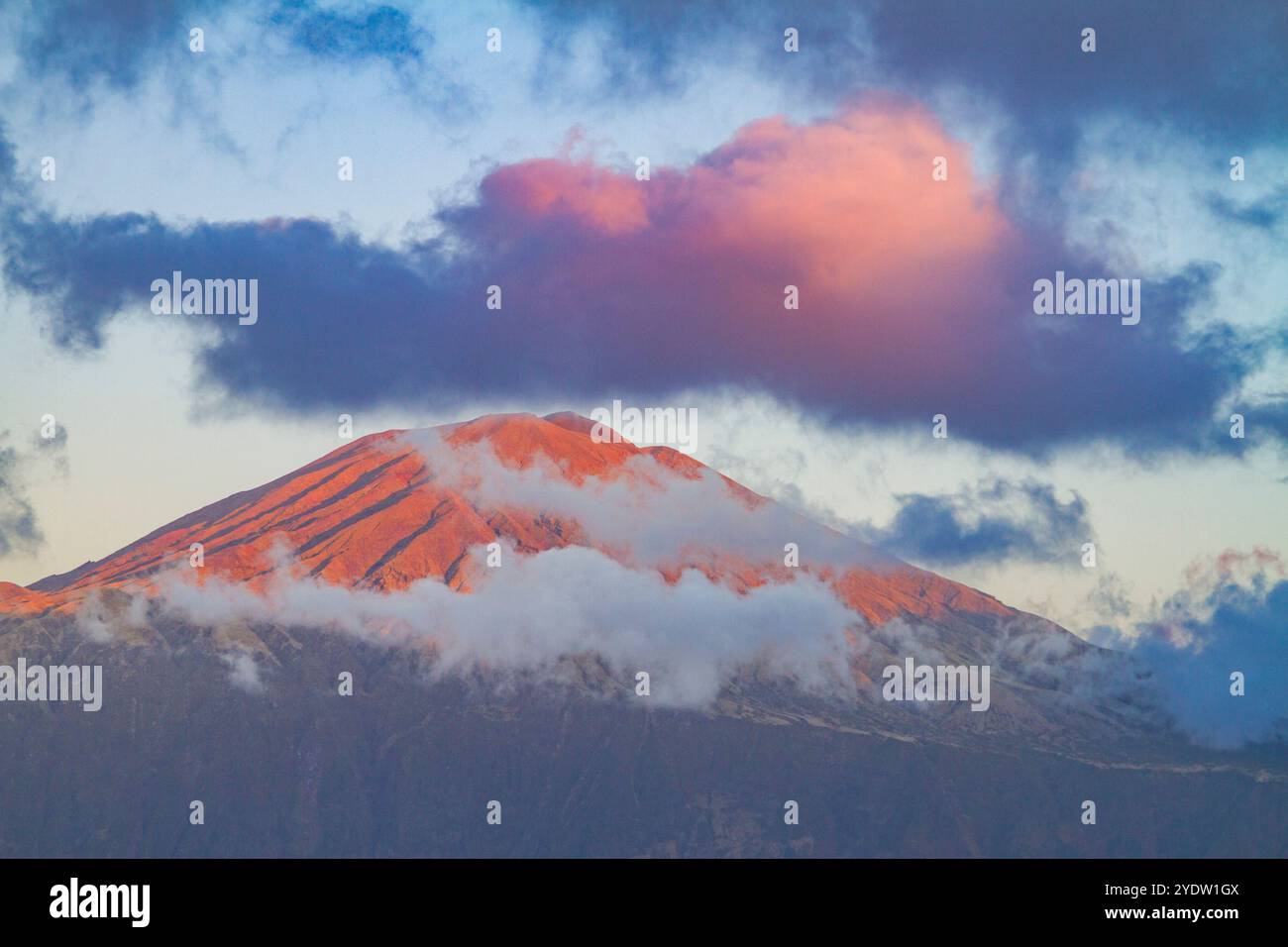 Sonnenuntergang auf der abgelegenen Vulkaninsel Tristan da Cunha, Südatlantik Stockfoto