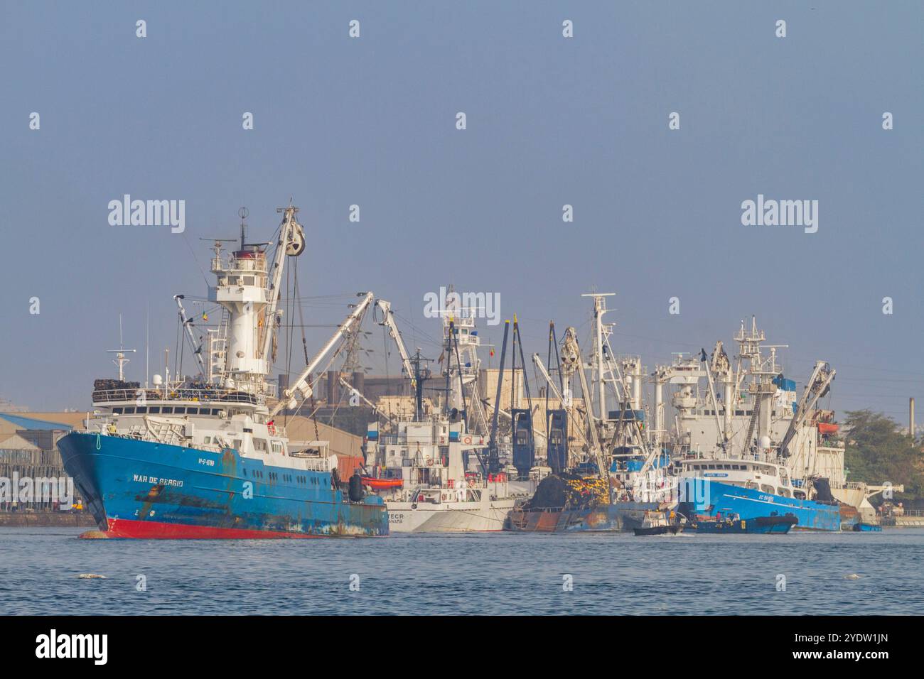Blick auf die geschäftige Hafenstadt Dakar, Senegal, Westafrika und Afrika Stockfoto