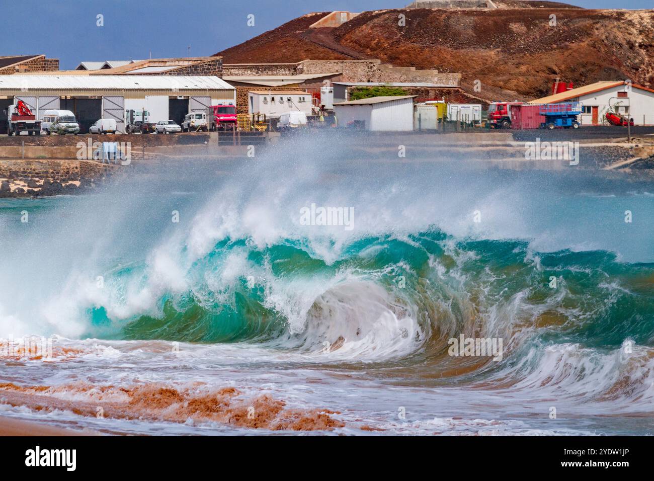 Riesige Wellen brechen am Strand von Ascension Island im tropischen Atlantik, Südatlantik Stockfoto