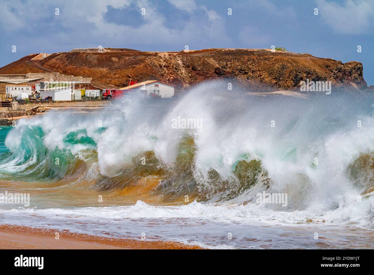 Riesige Wellen brechen am Strand von Ascension Island im tropischen Atlantik, Südatlantik Stockfoto