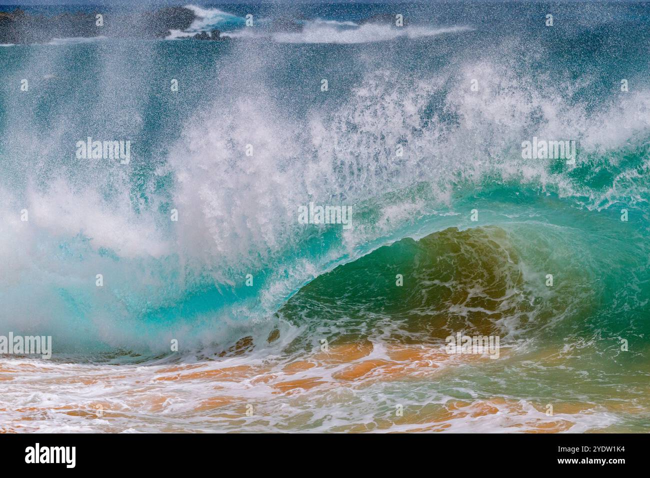 Riesige Wellen brechen am Strand von Ascension Island im tropischen Atlantik, Südatlantik Stockfoto