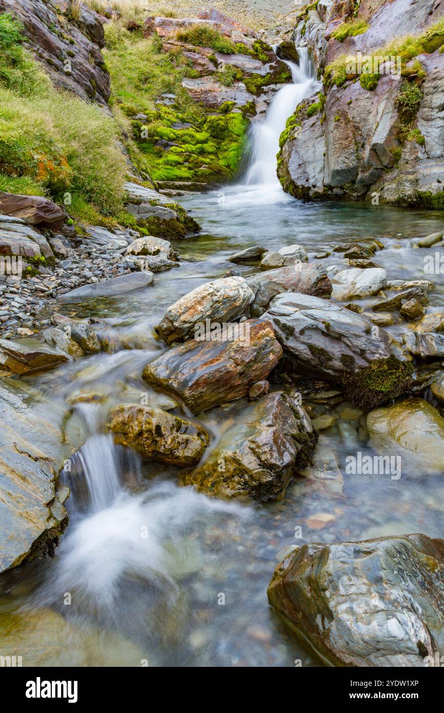 Blick auf einen Wasserfall in der Fortuna Bay an der Nordküste von Südgeorgien, Südpolarregionen Stockfoto
