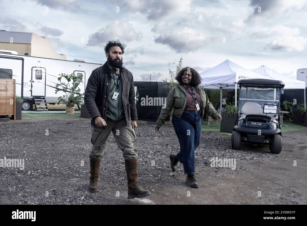 HIMESH PATEL und LOLLY ADEFOPE in THE FRANCHISE (2024), Regie: SAM MENDES. Quelle: Dundee Productions / Home Box Office (HBO) / Album Stockfoto