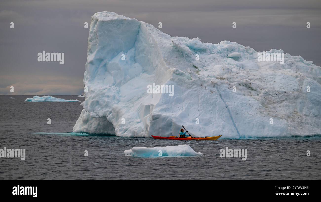 Kajakfahrer zwischen den schwimmenden Eisbergen, Ilulissat-Eisfjord, UNESCO-Weltkulturerbe, Westgrönland, Dänemark, Polarregionen Stockfoto