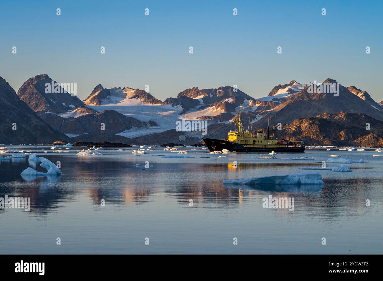 Trawler im Gebirgsfjord, Kulusuk, Grönland, Dänemark, Polarregionen Stockfoto