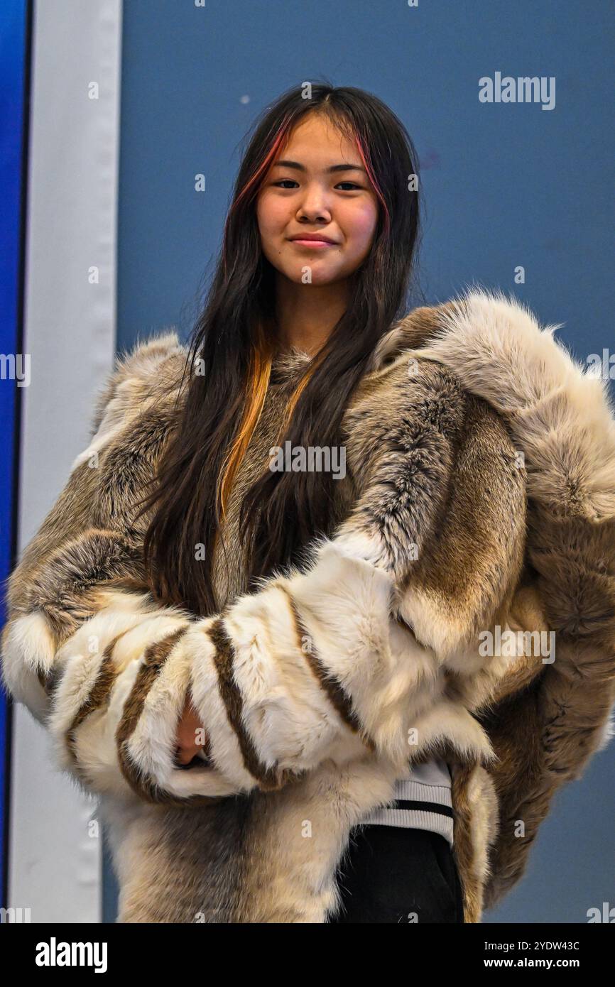 Inuit Girl in traditioneller Kleidung, Grise Fjord, nördlichste Gemeinde Amerikas, Nunavut, kanadische Arktis, Kanada, Nordamerika Stockfoto