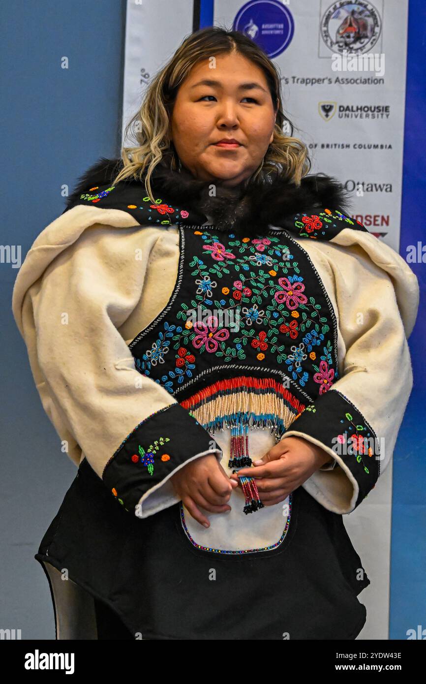 Inuit Frau in traditioneller Kleidung, Grise Fjord, nördlichste Gemeinde in Amerika, Nunavut, kanadische Arktis, Kanada, Nordamerika Stockfoto