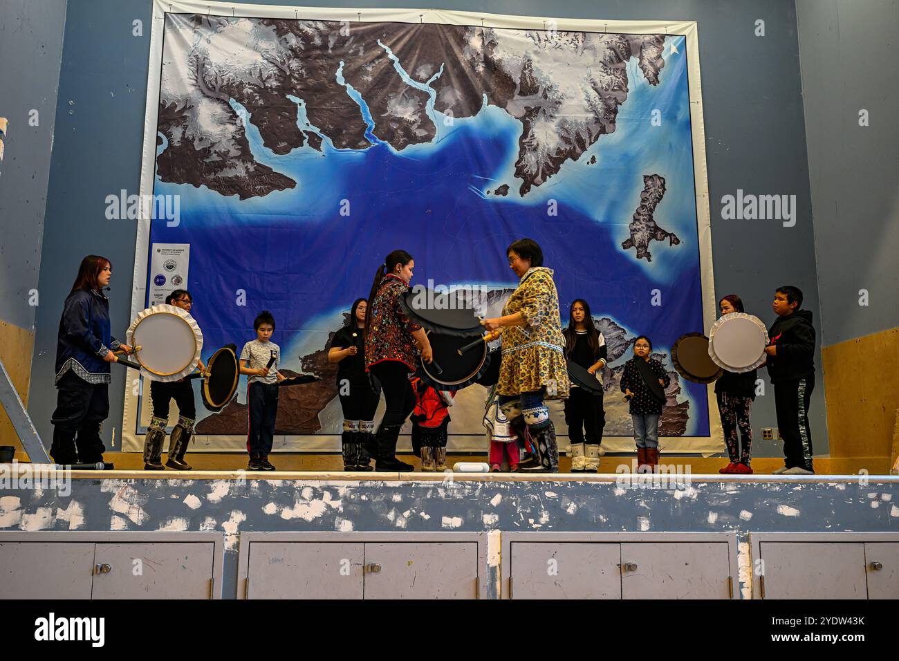 Inuit Children Performing Music, Grise Fjord, nördlichste Gemeinde in Amerika, Nunavut, kanadische Arktis, Kanada, Nordamerika Stockfoto