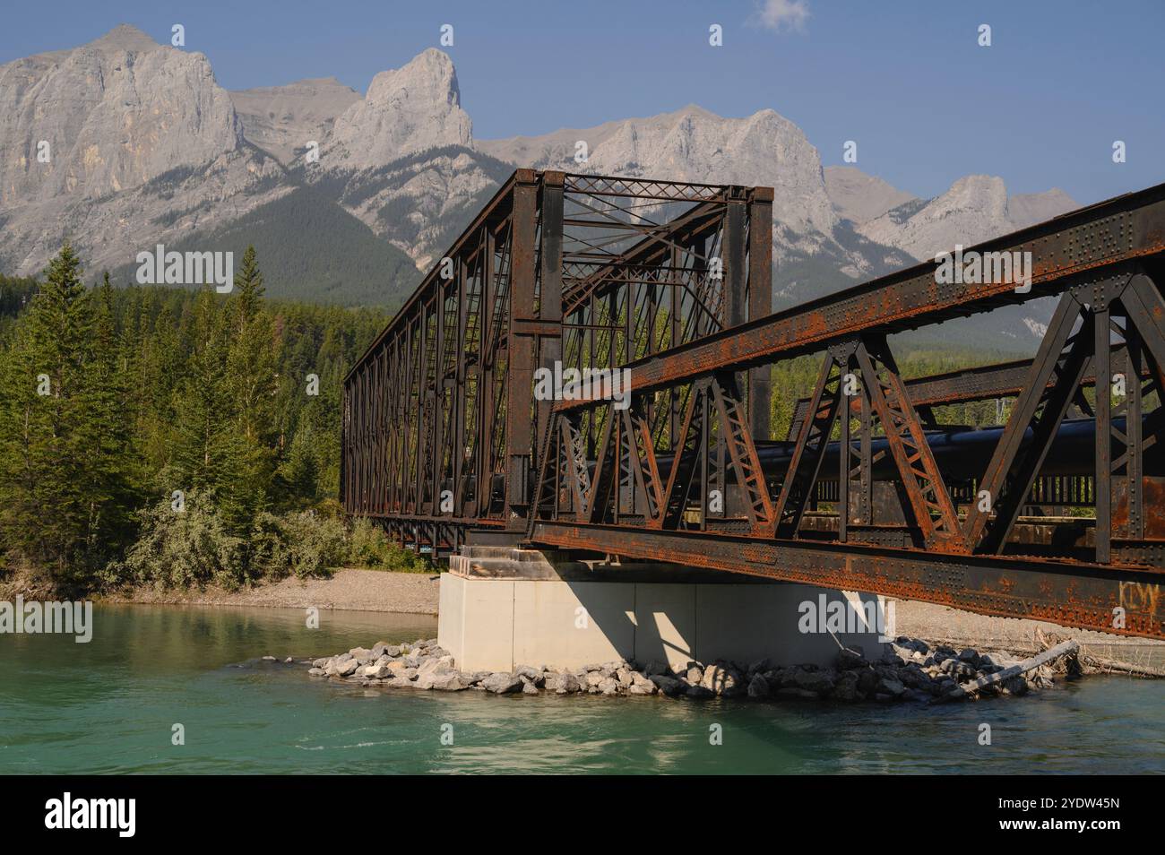 Die Bow River Iron Bridge und der Mount Lawrence Grassi an einem trüben Sommerabend, der durch Wildrauchen verursacht wird, in Canmore, Alberta, den Kanadischen Rockies, Kanada Stockfoto