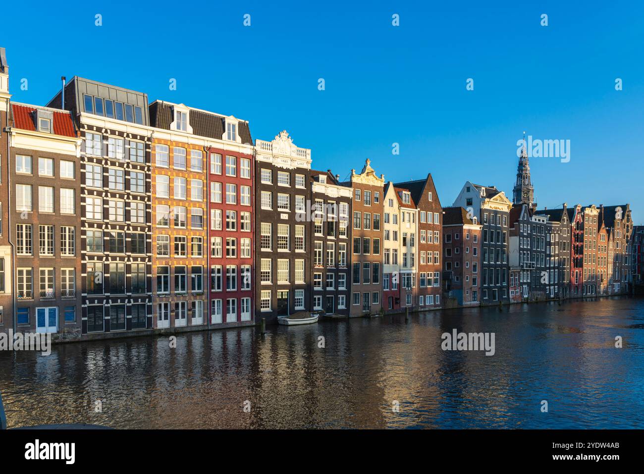 Tanzhäuser in Damrak und Turm der Oude Kerk Amsterdam Kirche bei Sonnenuntergang, Amsterdam, Niederlande, Europa Stockfoto