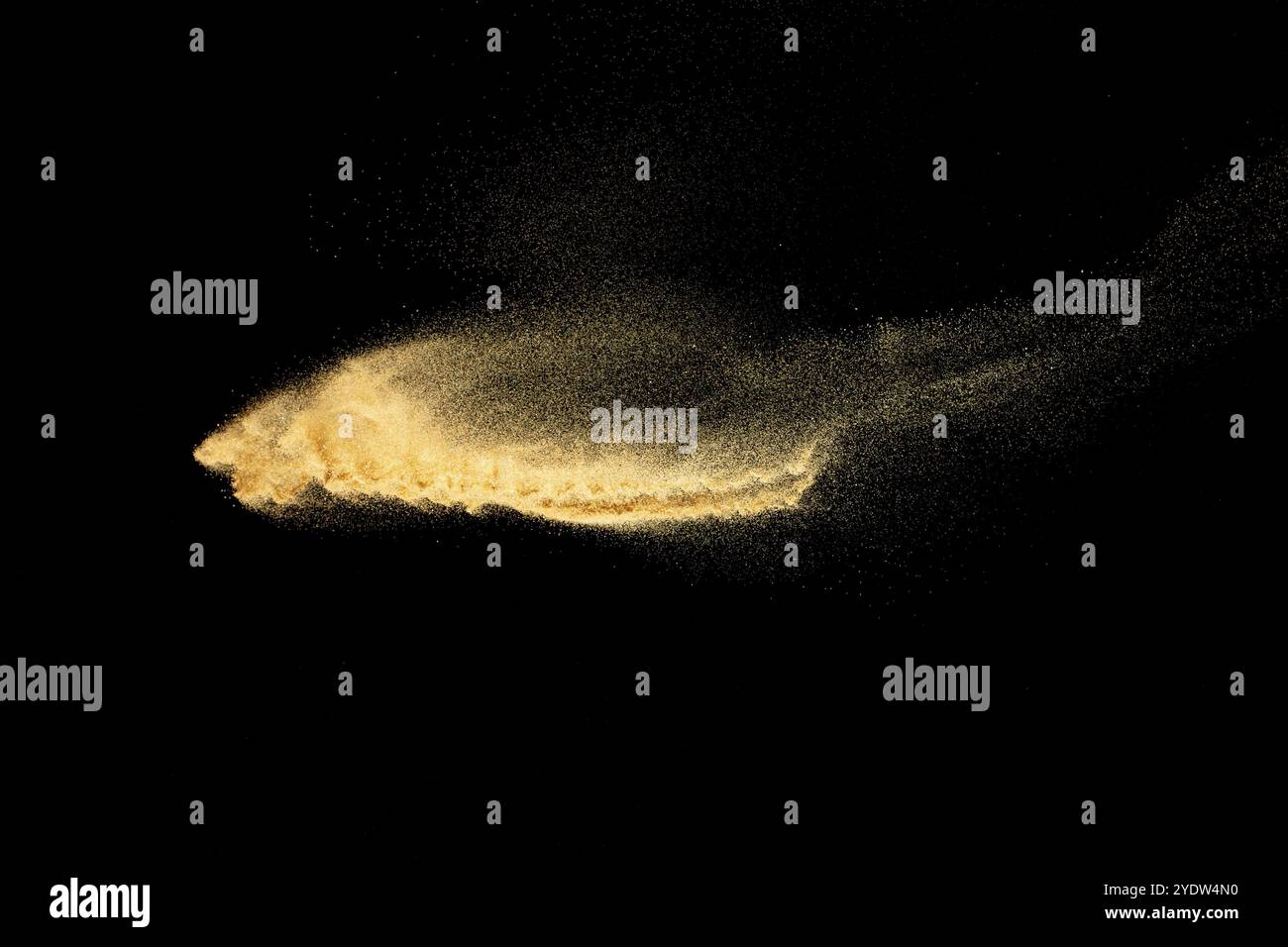 Brauner Sandspritzer. Sandexplosion des trockenen Flusses isoliert auf schwarzem Hintergrund Stockfoto