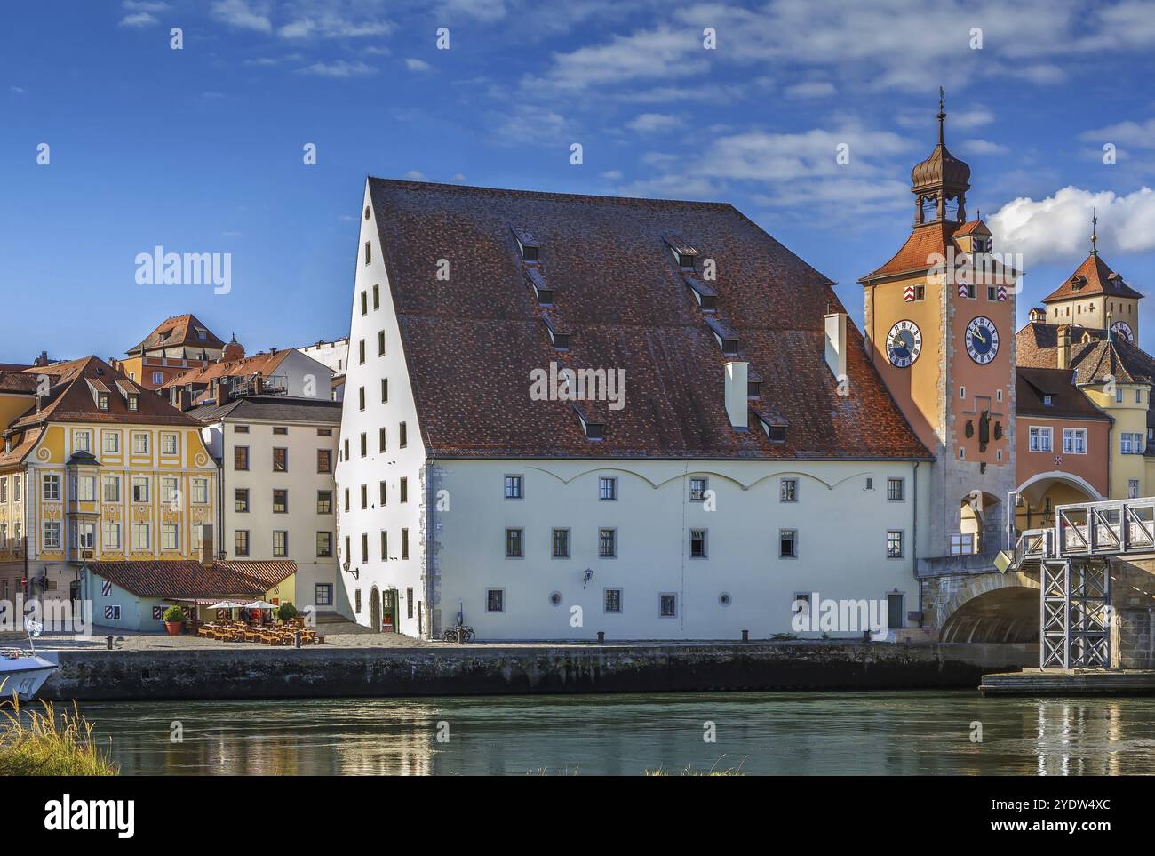 Blick auf den alten Brückenturm und das Salzlager von der Donau in Regensburg, Deutschland, Europa Stockfoto