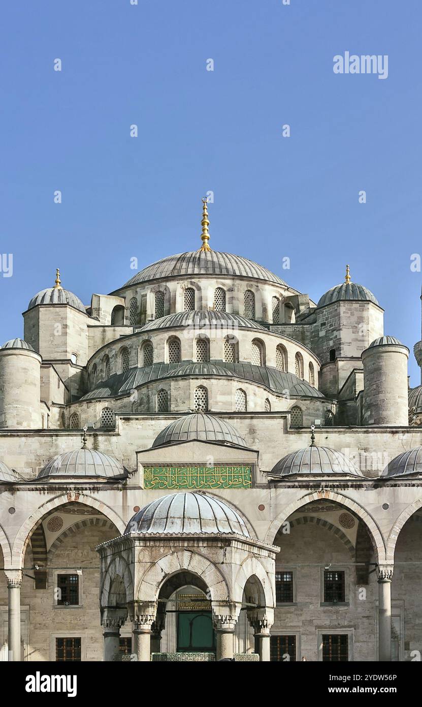 Die Sultan Ahmed Moschee, die als Blaue Moschee bekannt ist, ist eine historische Moschee in Istanbul. Es wurde von 1609 bis 1616 gebaut Stockfoto