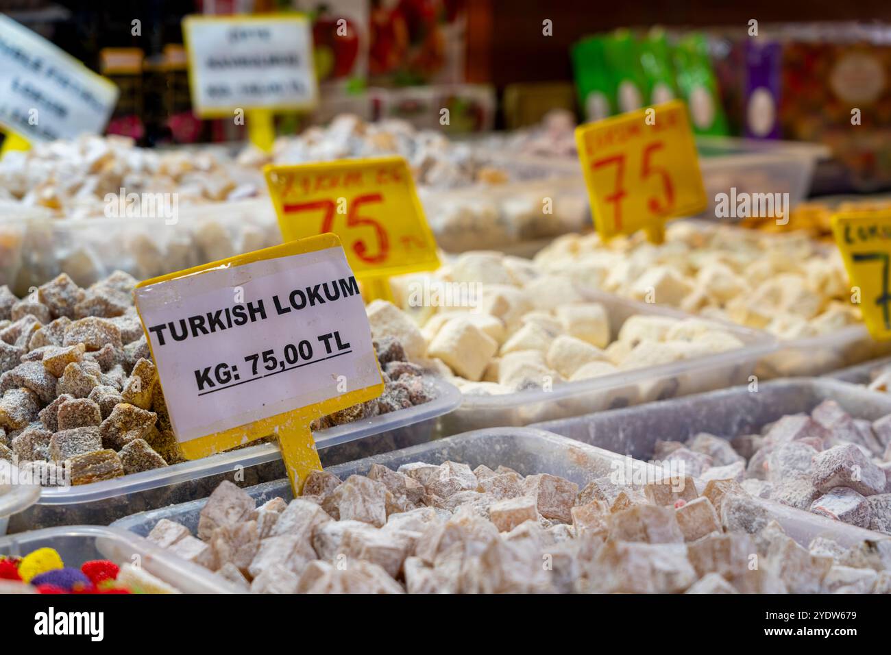 Detail des Preises für süßes türkisches Dessert Lokum (türkische Delikatesse), ägyptischer Basar (Gewürzbasar Markt), Istanbul, Türkei, Europa Stockfoto