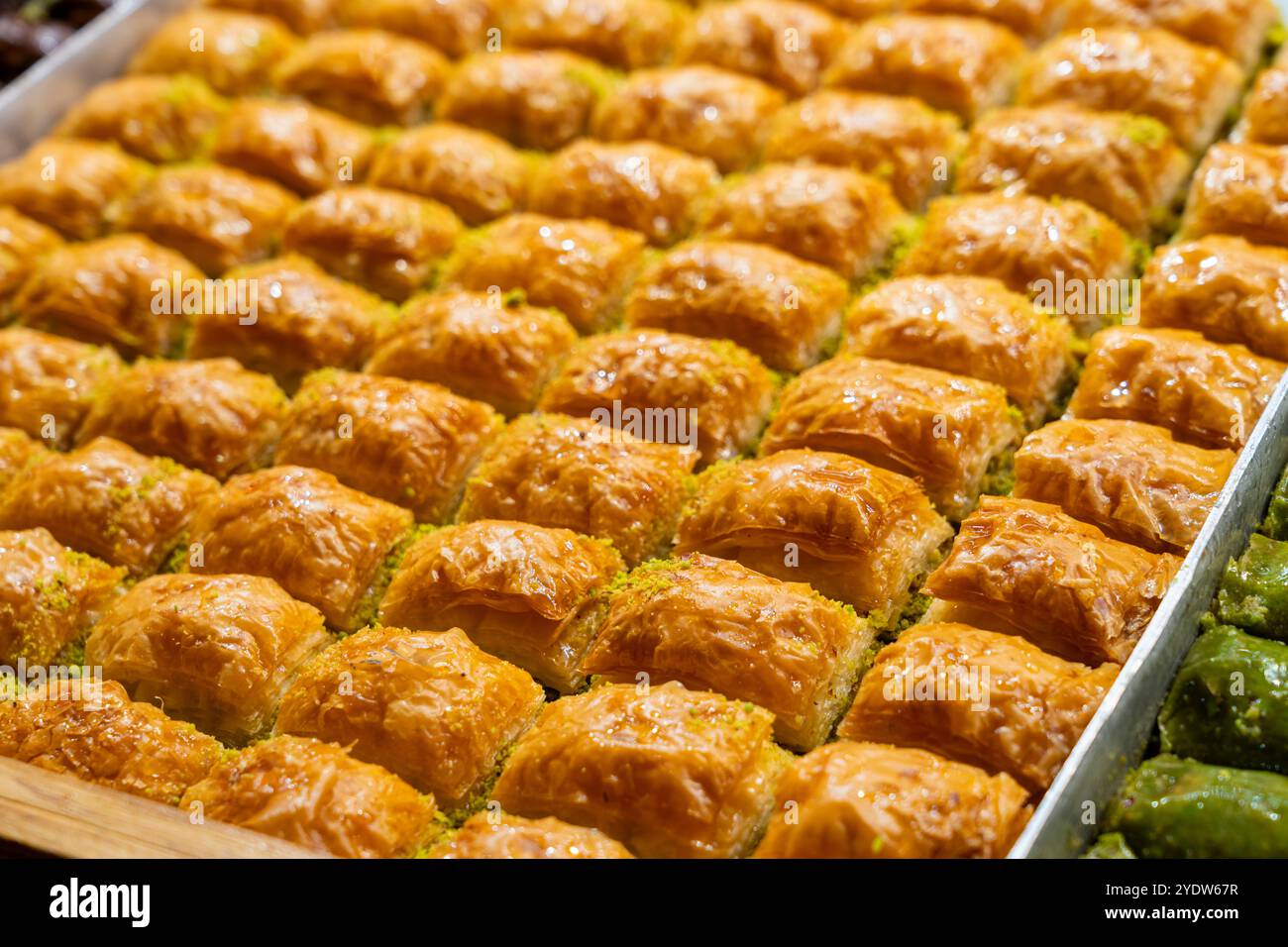 Detail des traditionellen türkischen Desserts Baklava, ägyptischer Basar (Gewürzbasar Markt), Eminonu, Bezirk Fatih, Provinz Istanbul, Türkei, Europa Stockfoto