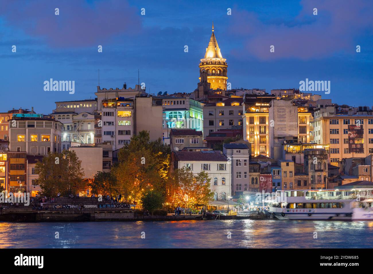 Galata Tower in der Dämmerung, Bezirk Beyoglu, Provinz Istanbul, Türkei, Europa Stockfoto
