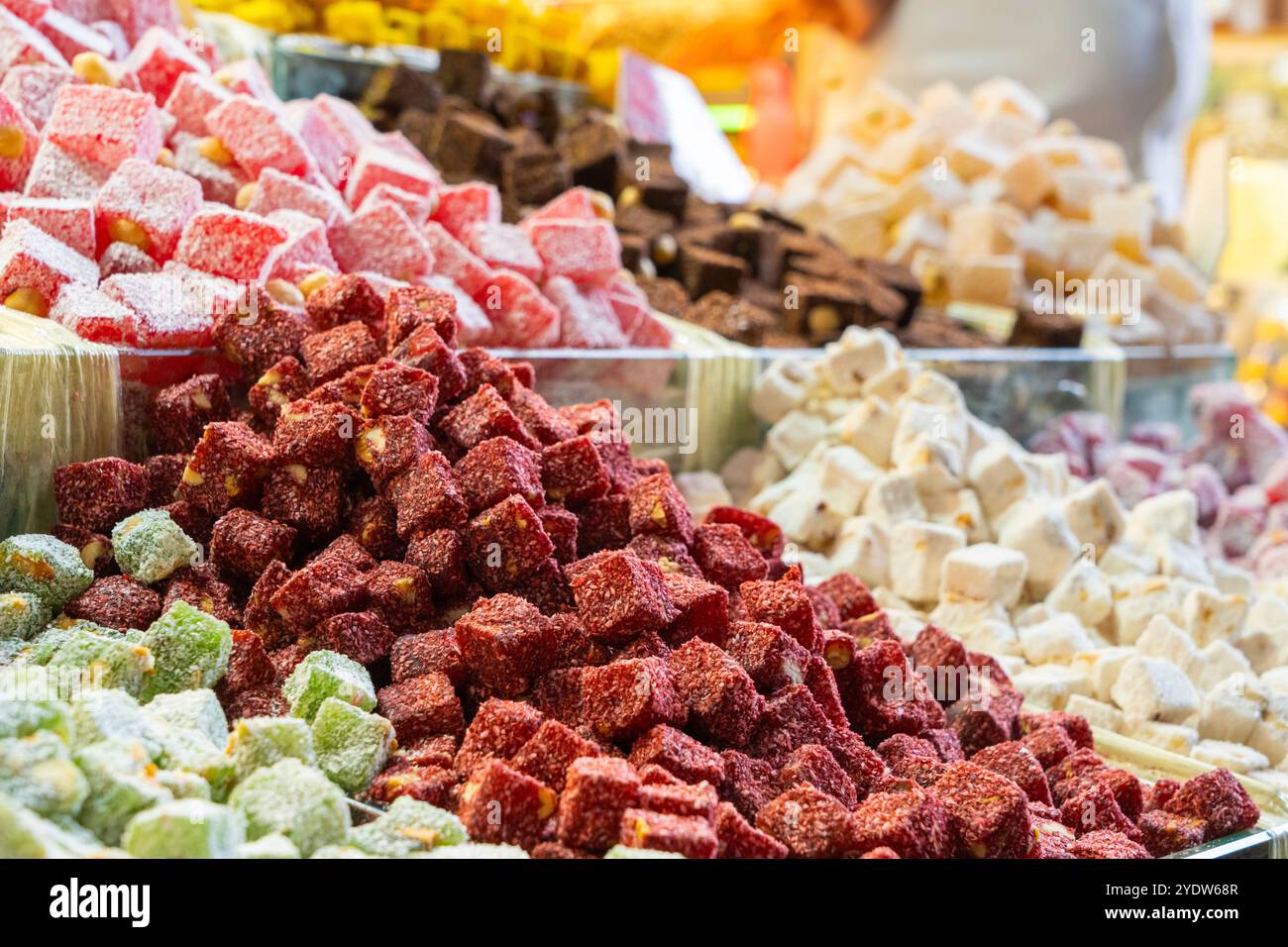 Detail des süßen türkischen Desserts Lokum (türkische Delikatesse), ägyptischer Basar (Gewürzbasar Markt), Istanbul, Türkei, Europa Stockfoto