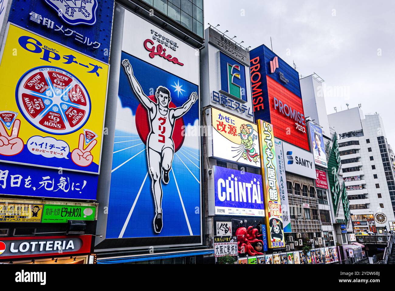 Dotonbori Glico Schild Wahrzeichen, lebhafte Werbung, Osaka, Honshu, Japan, Asien Stockfoto