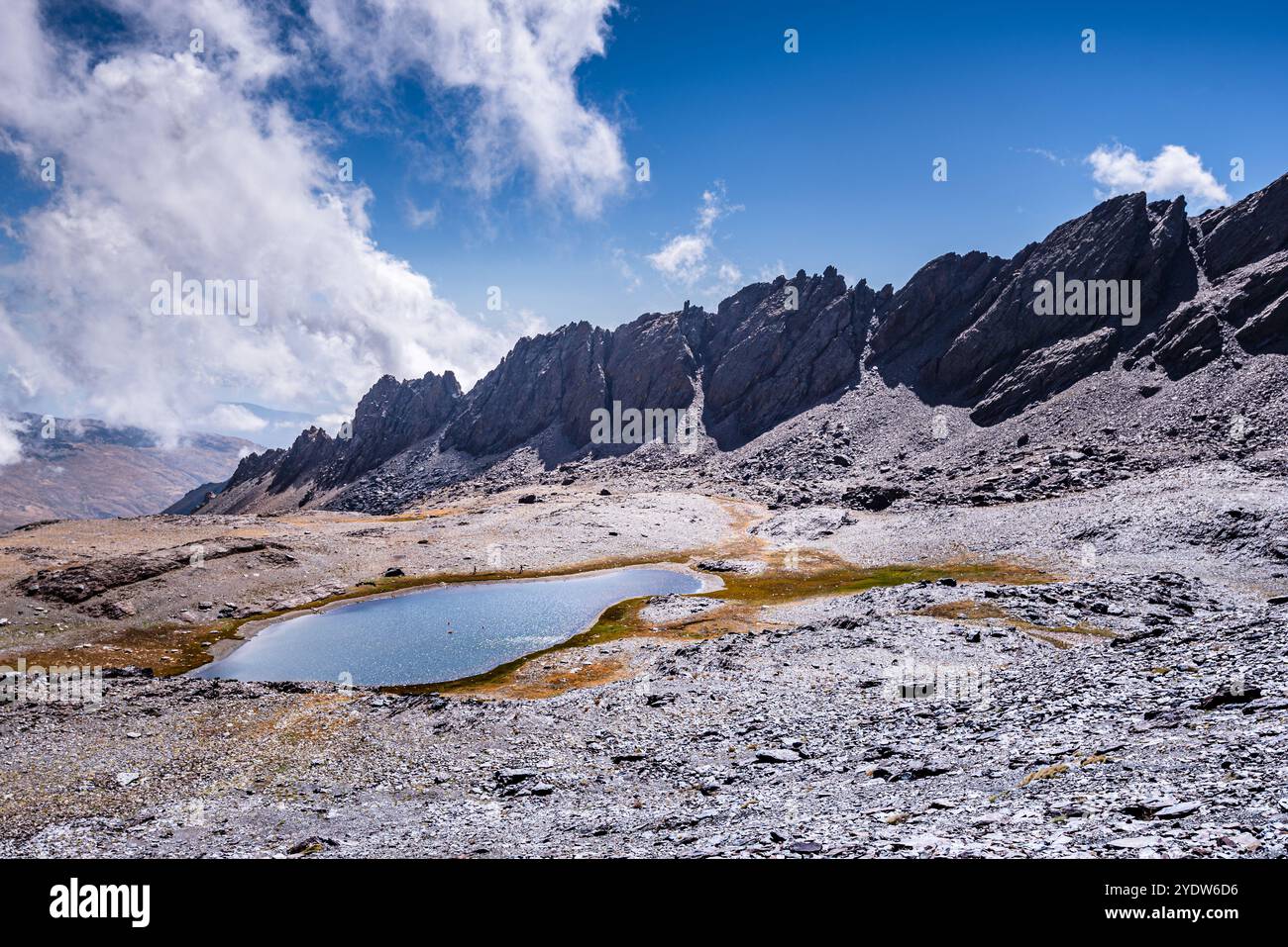 Dramatisch schroffe Bergkette mit See, Laguna del Rio Secco und Pico del Pulpito, Sierra Nevada, Andalusien, Spanien, Europa Stockfoto