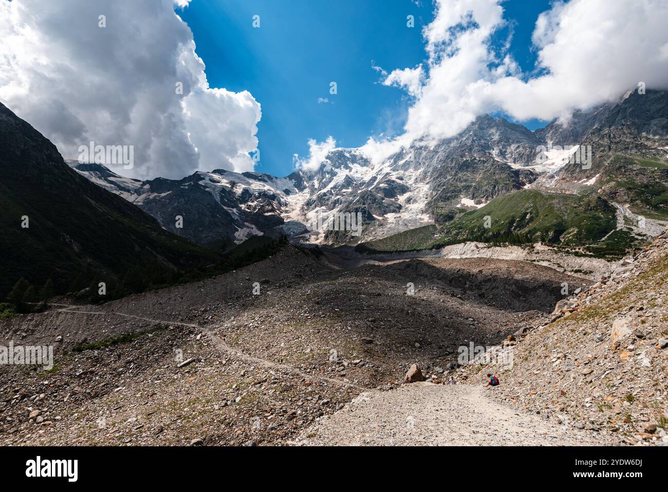 Wanderweg in alpiner Landschaft mit Blick auf Monte Rosa mit Moränenlandschaft, italienische Alpen, Italien, Europa Stockfoto