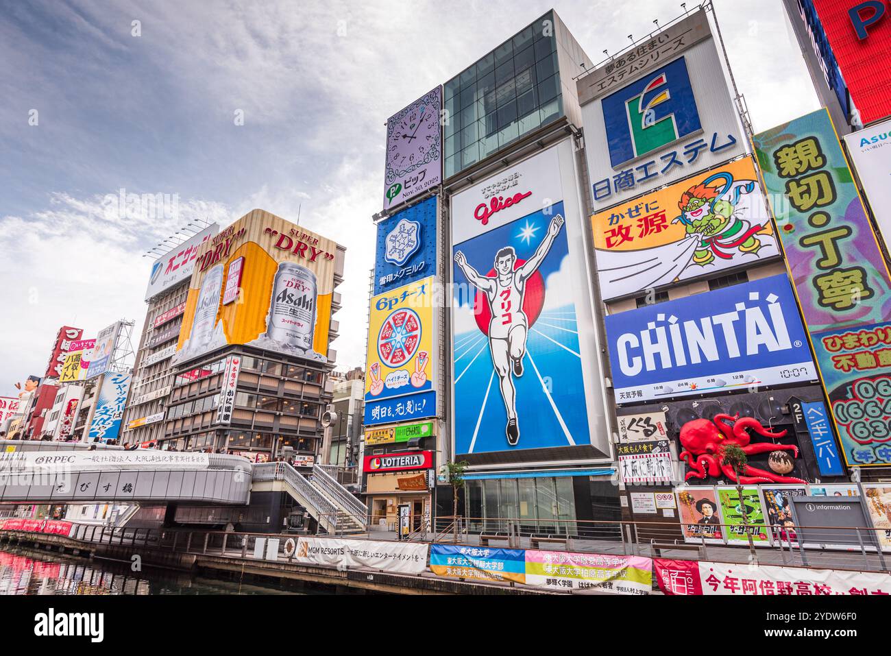 Glico ist ein Zeichen von Dotonbori, lebhaftem Unterhaltungsviertel am Fluss, Osaka, Honshu, Japan, Asien Stockfoto