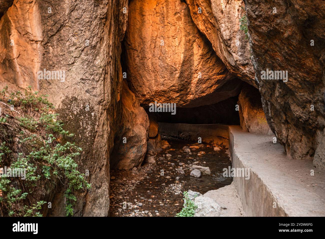 Pfad führt unter den roten Felswänden von Los Cahorros Monachil, Monachil, Sierra Nevada, Granada, Andalusien, Spanien, Europa Stockfoto