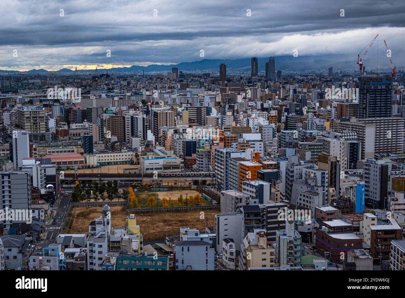 Blick vom Tsutenkaku-Turm in der Gegend von Shinsekai auf die Skyline der Stadt, Osaka, Honshu, Japan, Asien Stockfoto