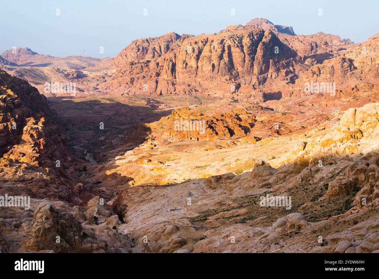 Blick auf den Bergkreis, Lage der historischen und archäologischen nabatäischen Stadt Petra, UNESCO-Weltkulturerbe, Jordanien, Naher Osten Stockfoto