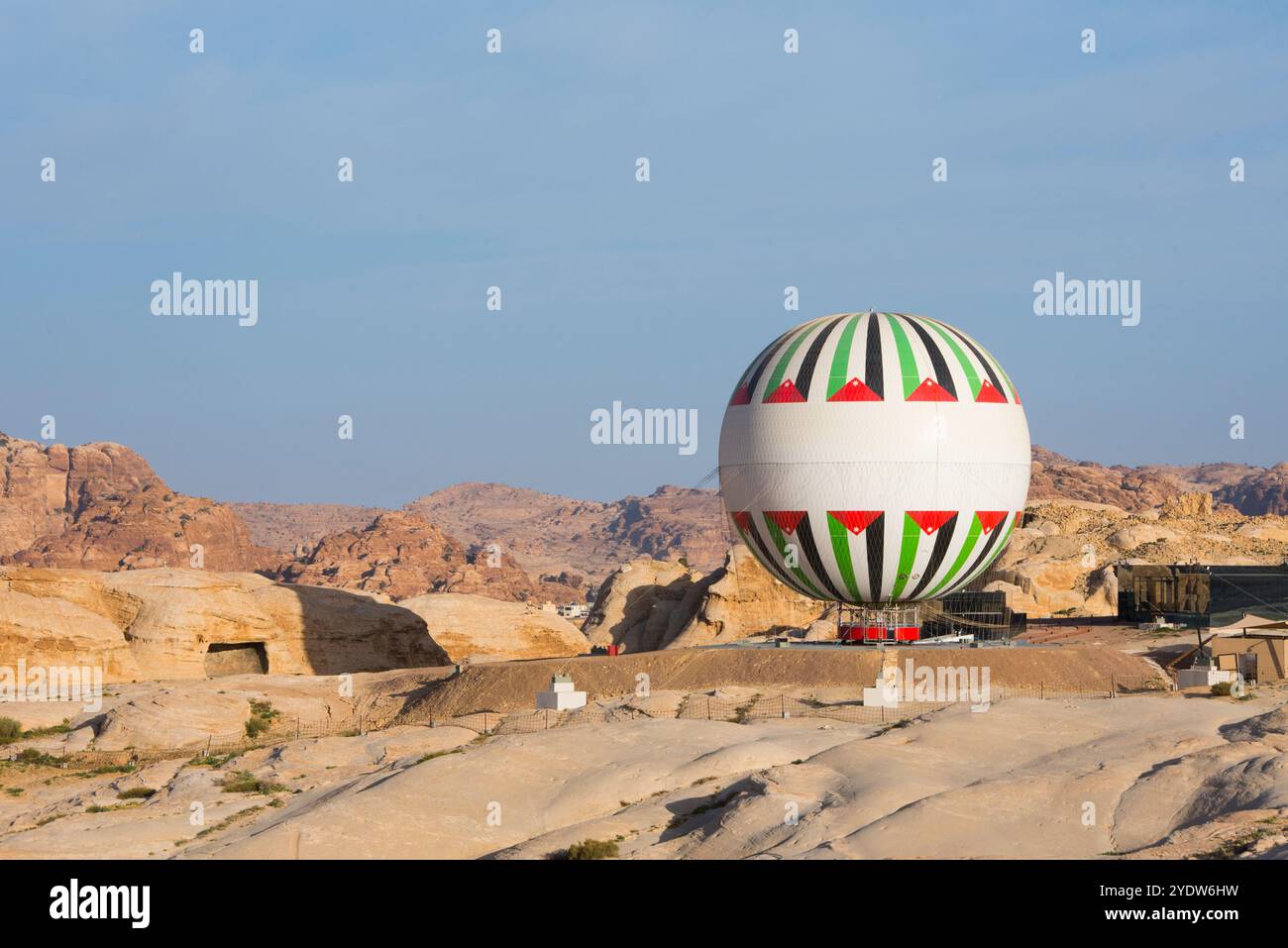 Ein Ballon, der aus der Vogelperspektive auf die historische und archäologische Stadt Petra, UNESCO, Jordanien, den Nahen Osten und die Südlevante bietet Stockfoto