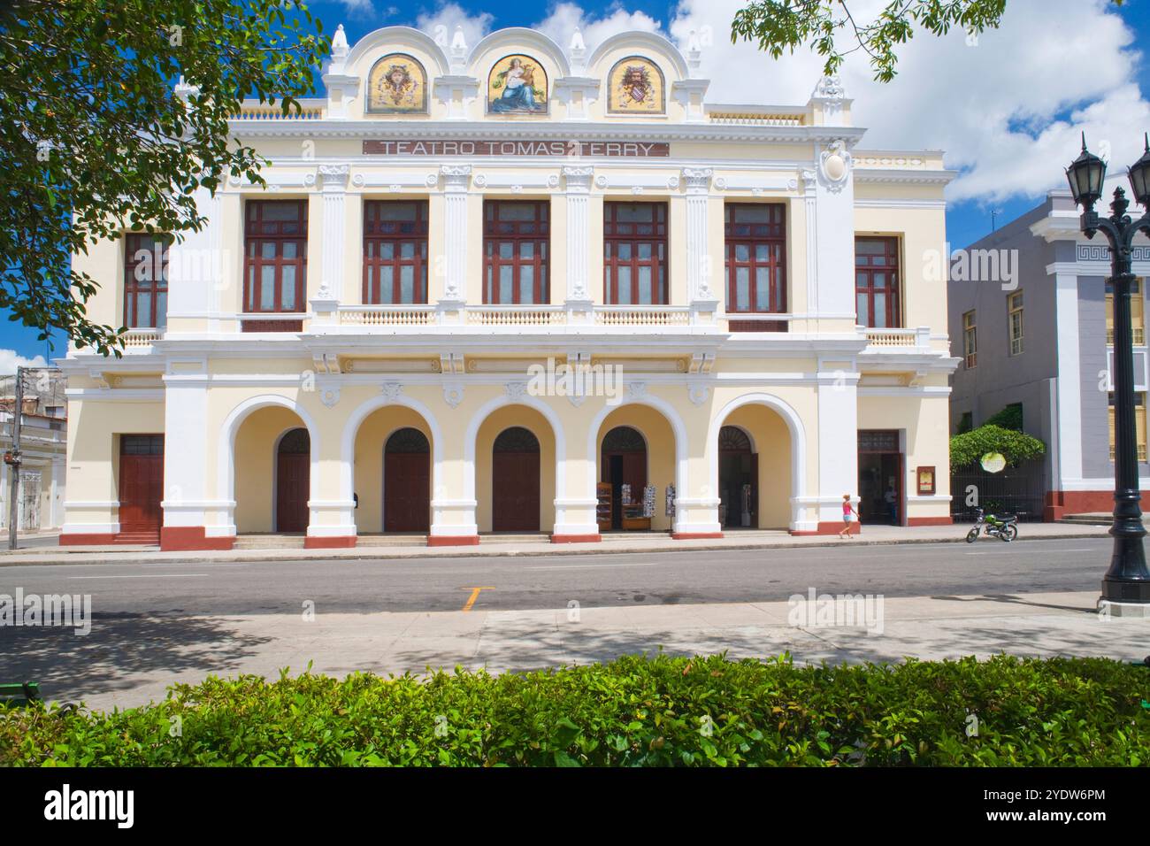 Tomas Terry Theater flankiert den Parque Jose Marti im Stadtzentrum, Cienfuegos City, UNESCO, Kuba, Westindien, Karibik, Mittelamerika Stockfoto