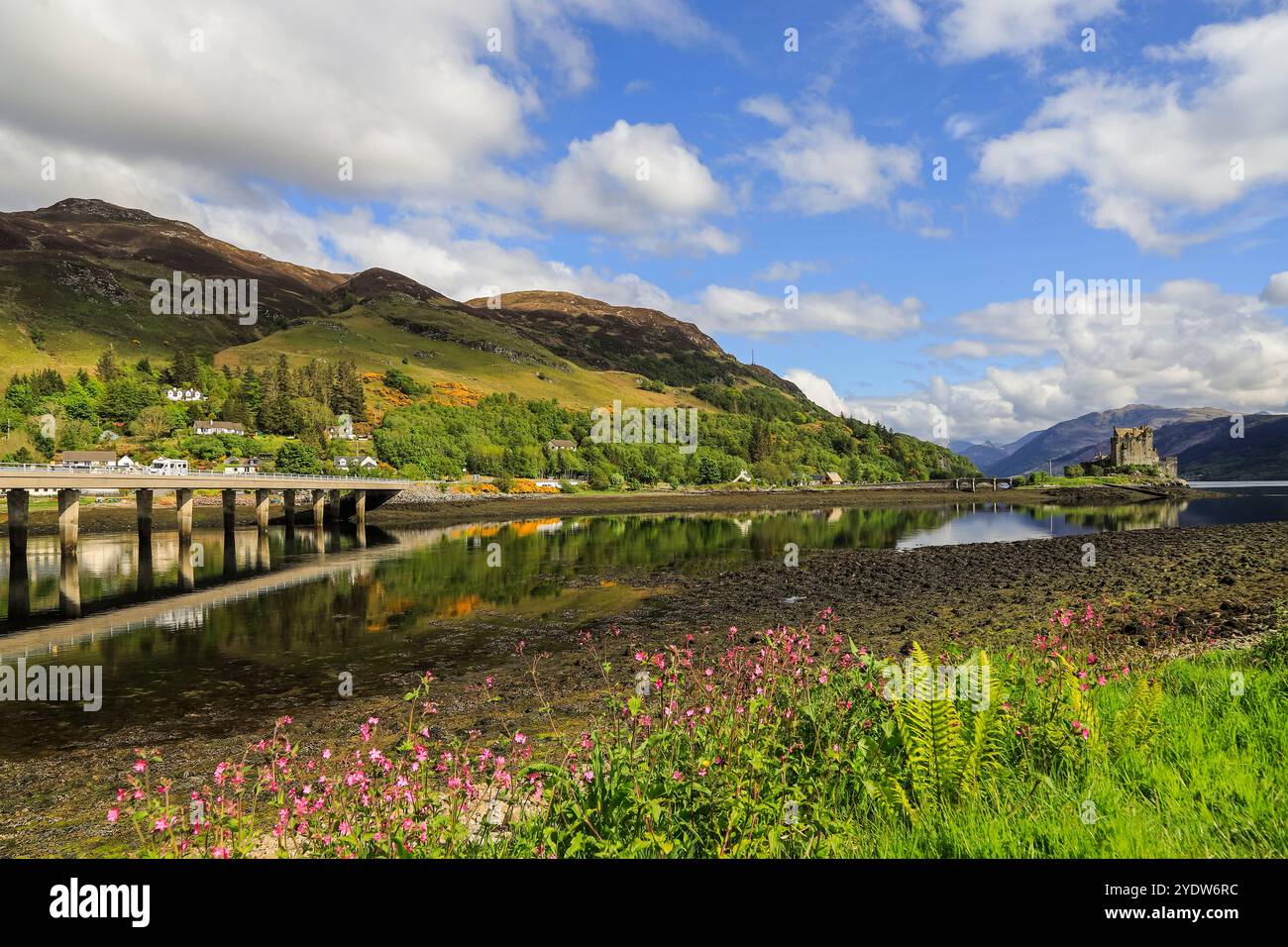 Loch Long mit der A87 Road Bridge und Eilean Donan Castle aus dem 13. Jahrhundert, Eilean Donan, Dornie, Kyle of Loch Alsh, West Highlands, Schottland Stockfoto