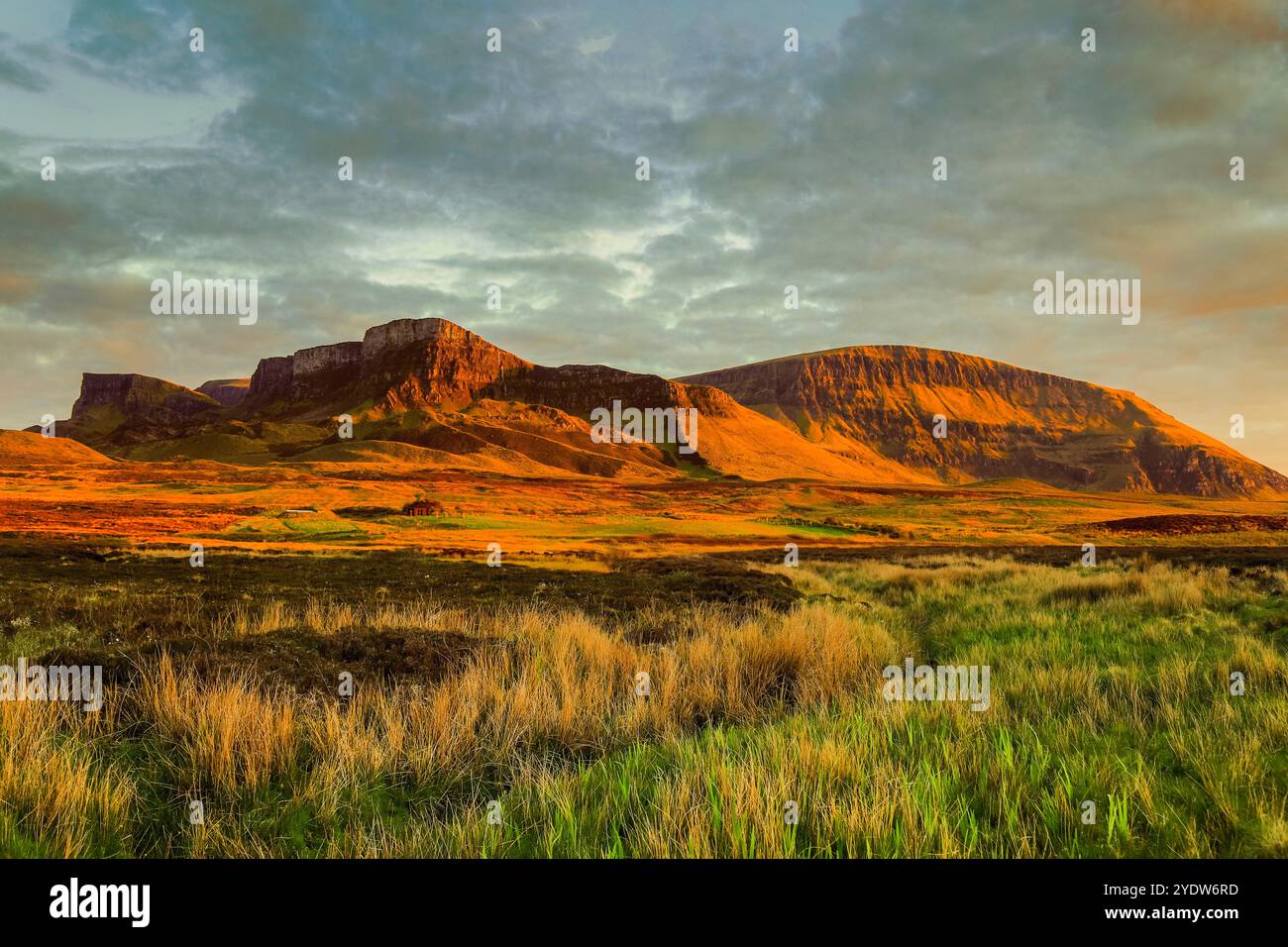 Der Trotternish Ridge, ein wichtiges geologisches Merkmal der Lava, fließt über Jurassic Sedimente in Schottland Stockfoto