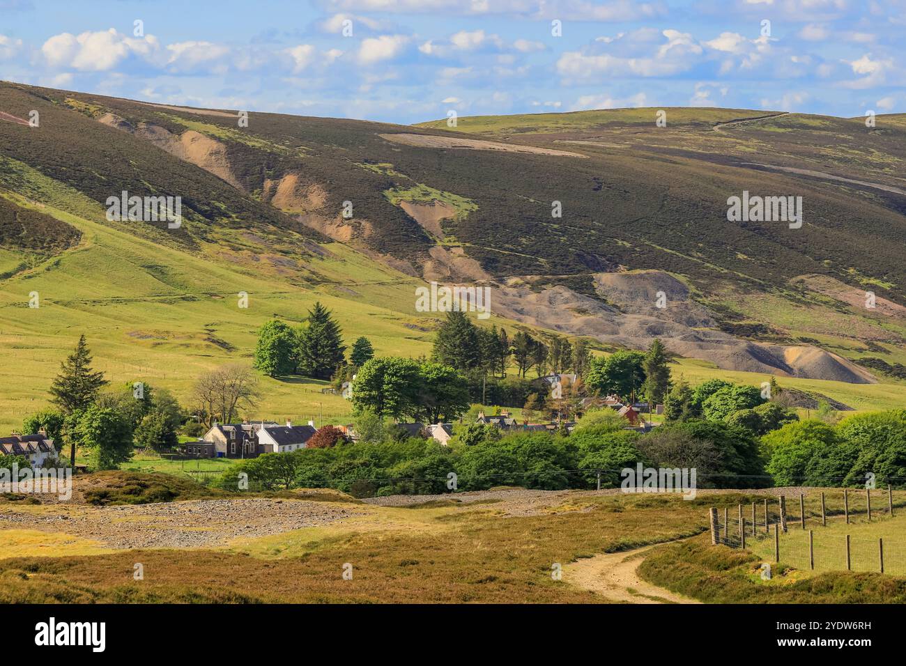 Landschaft, die durch Bergbau und Haufen in der ehemaligen Bergbausiedlung und zweithöchstem Dorf Schottlands, Leadhills, South Lanarkshire, Schottland, beschädigt wurde Stockfoto