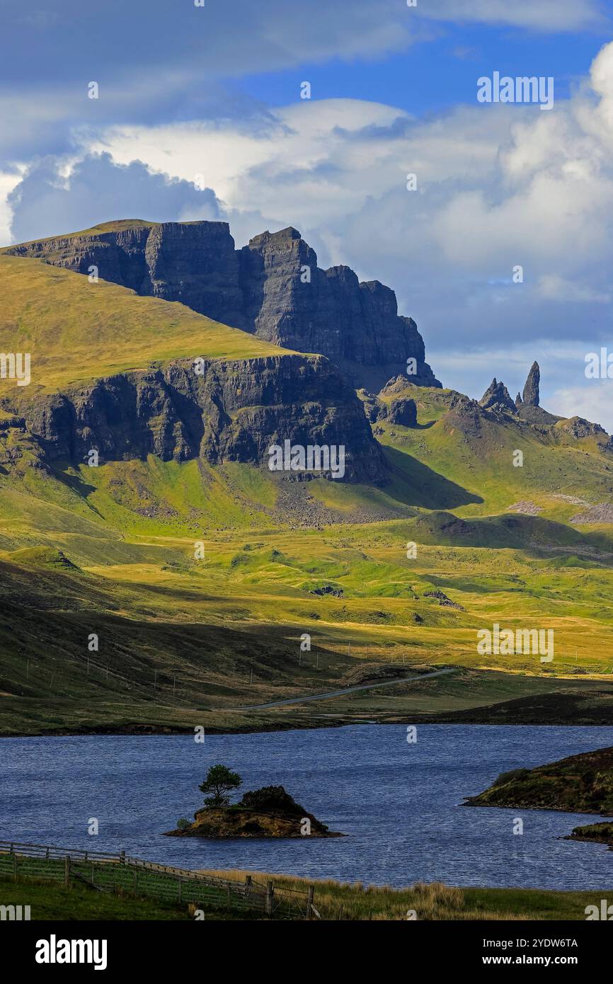 Blick nach Norden vom Loch Fada zu den hohen Klippen über jurassische Sedimente am Trotternish Ridge und dem Old man of Storr, Loch Fada, Skye, Schottland Stockfoto