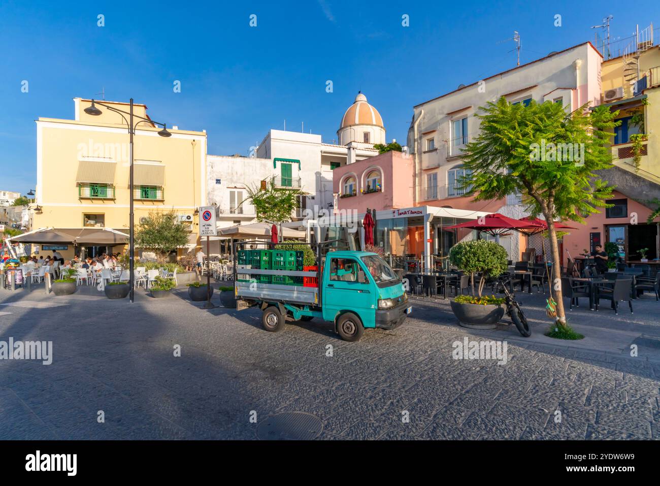 Blick auf die Via Marina und die Kirche Chiesa di San Gaetano, Forio, Insel Ischia, Kampanien, Italien, Europa Stockfoto