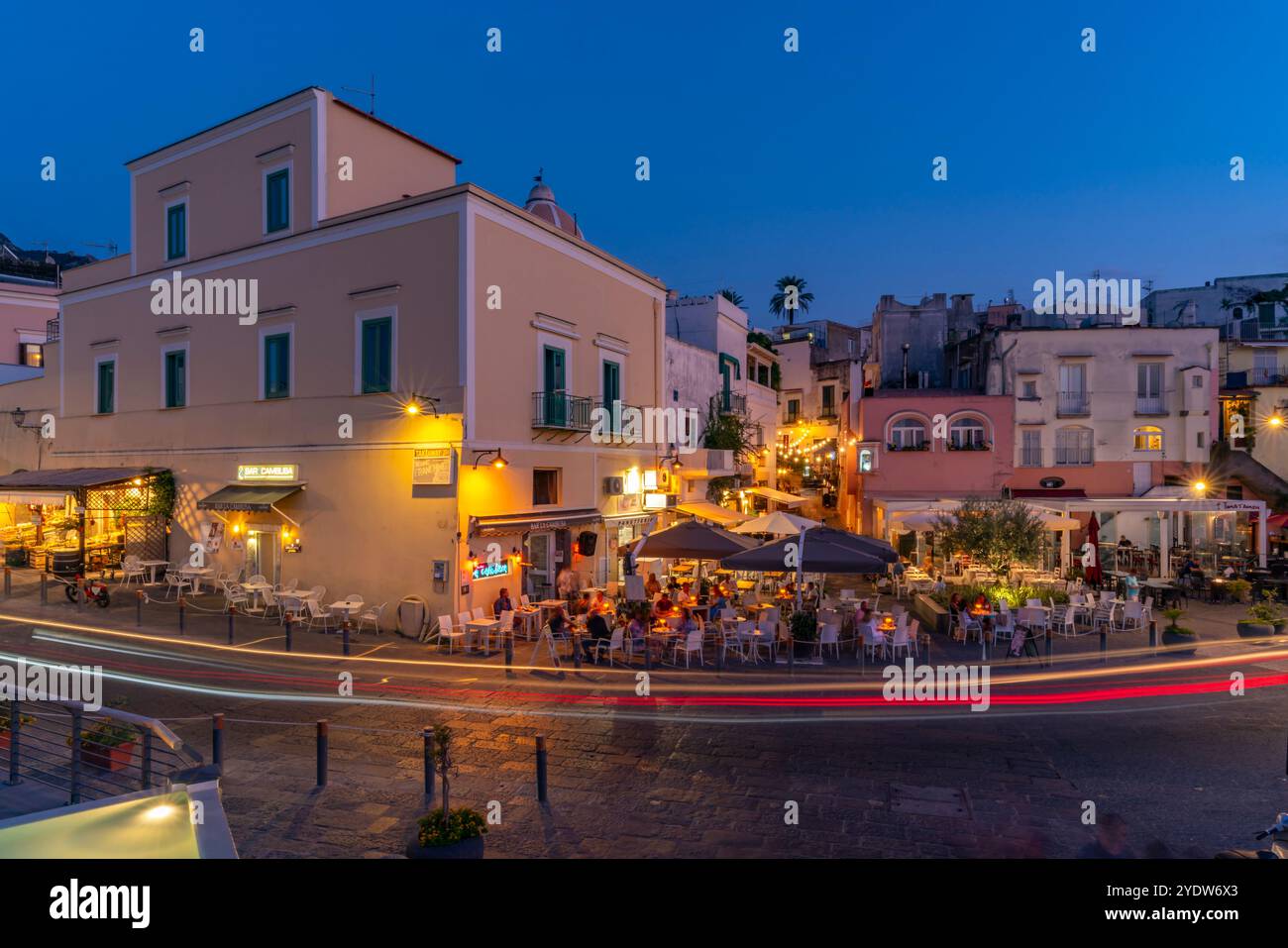 Blick auf Cafés und Bars an der Via Marina in der Abenddämmerung, Forio, Insel Ischia, Kampanien, Italien, Europa Stockfoto