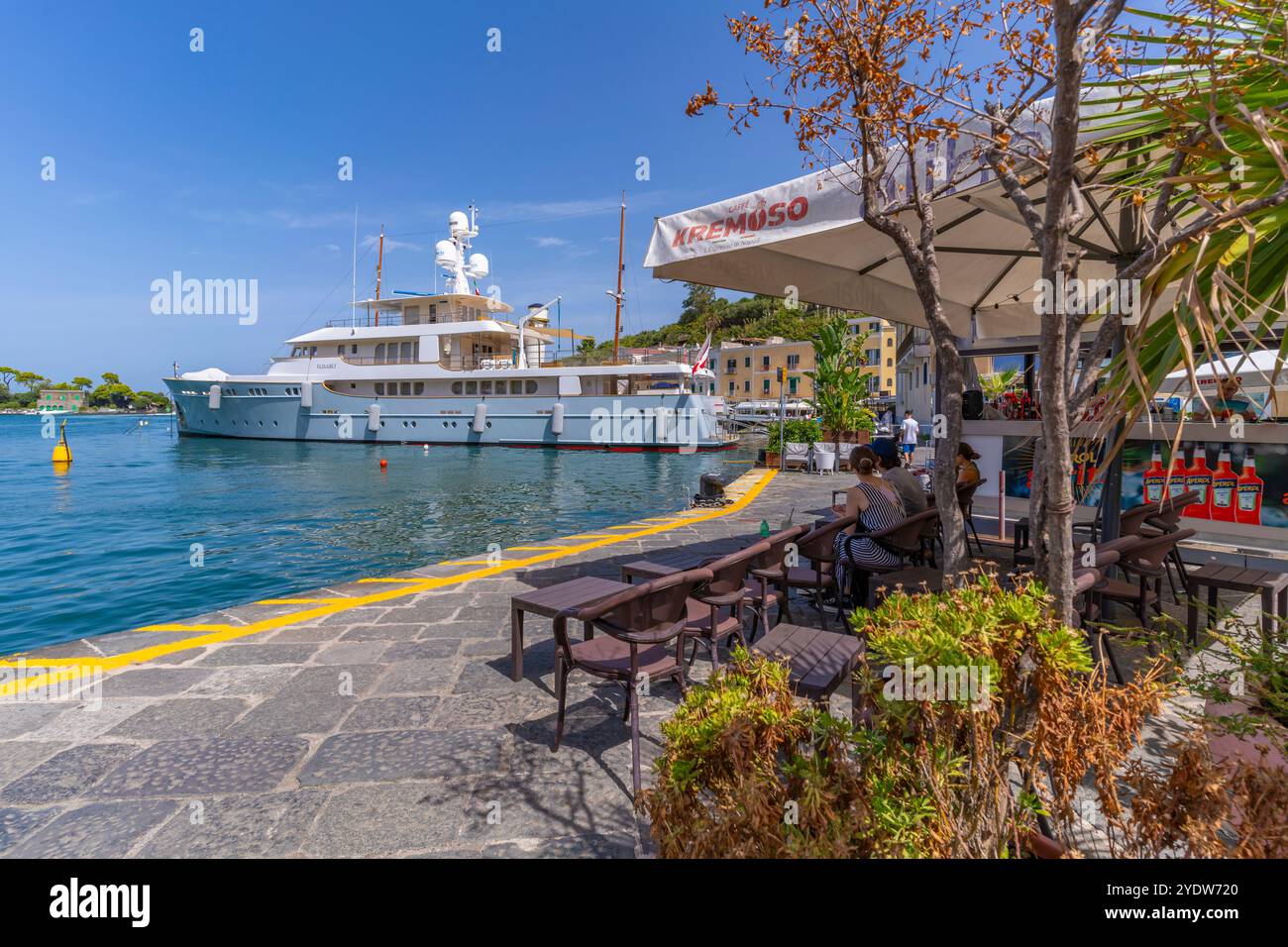 Blick auf Boote und Bar in Porto d'Ischia (Hafen von Ischia), Insel Ischia, Kampanien, Italien, Europa Stockfoto