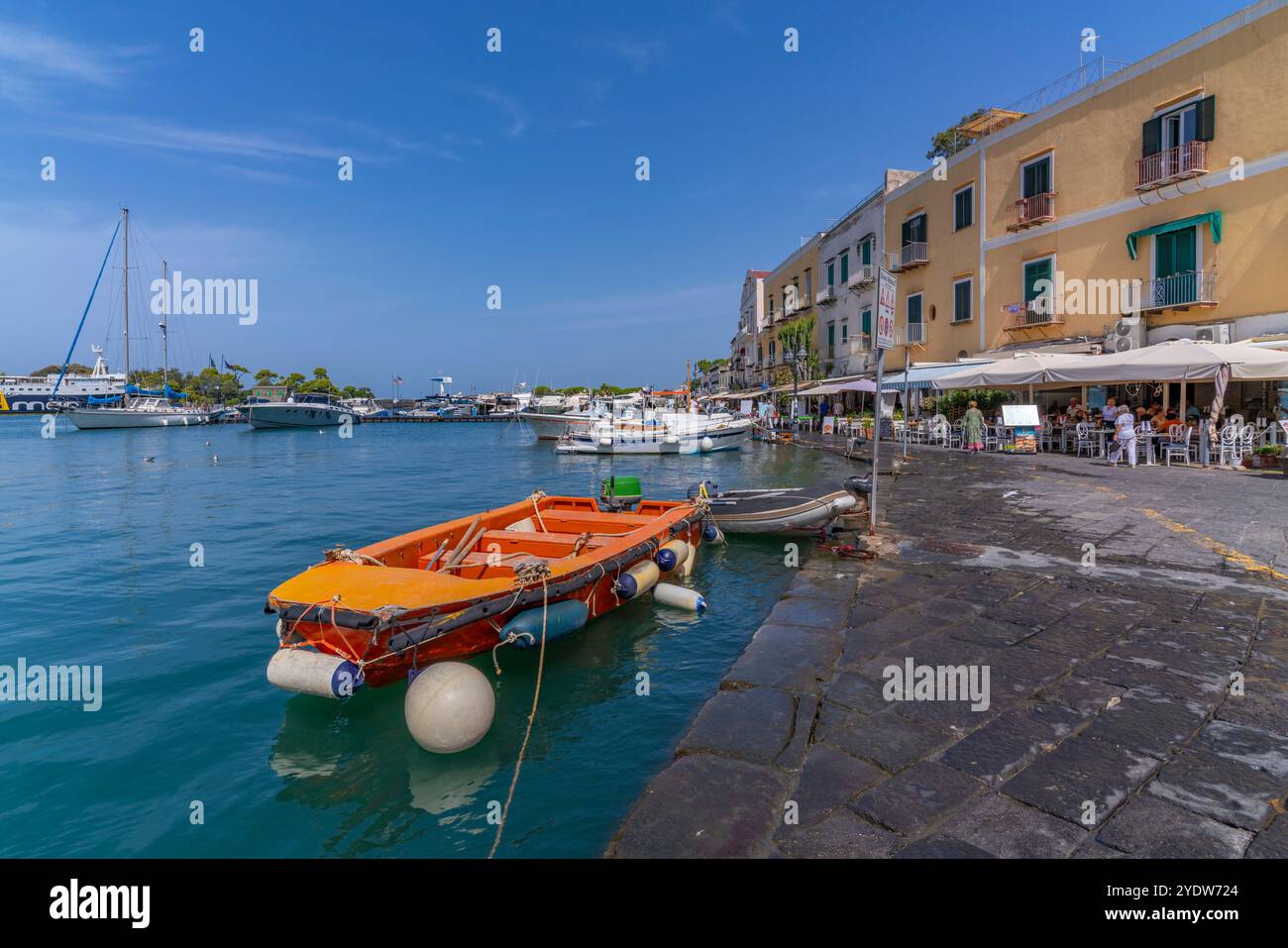 Blick auf Boote und Restaurants in Porto d'Ischia (Hafen von Ischia), Insel Ischia, Kampanien, Italien, Europa Stockfoto