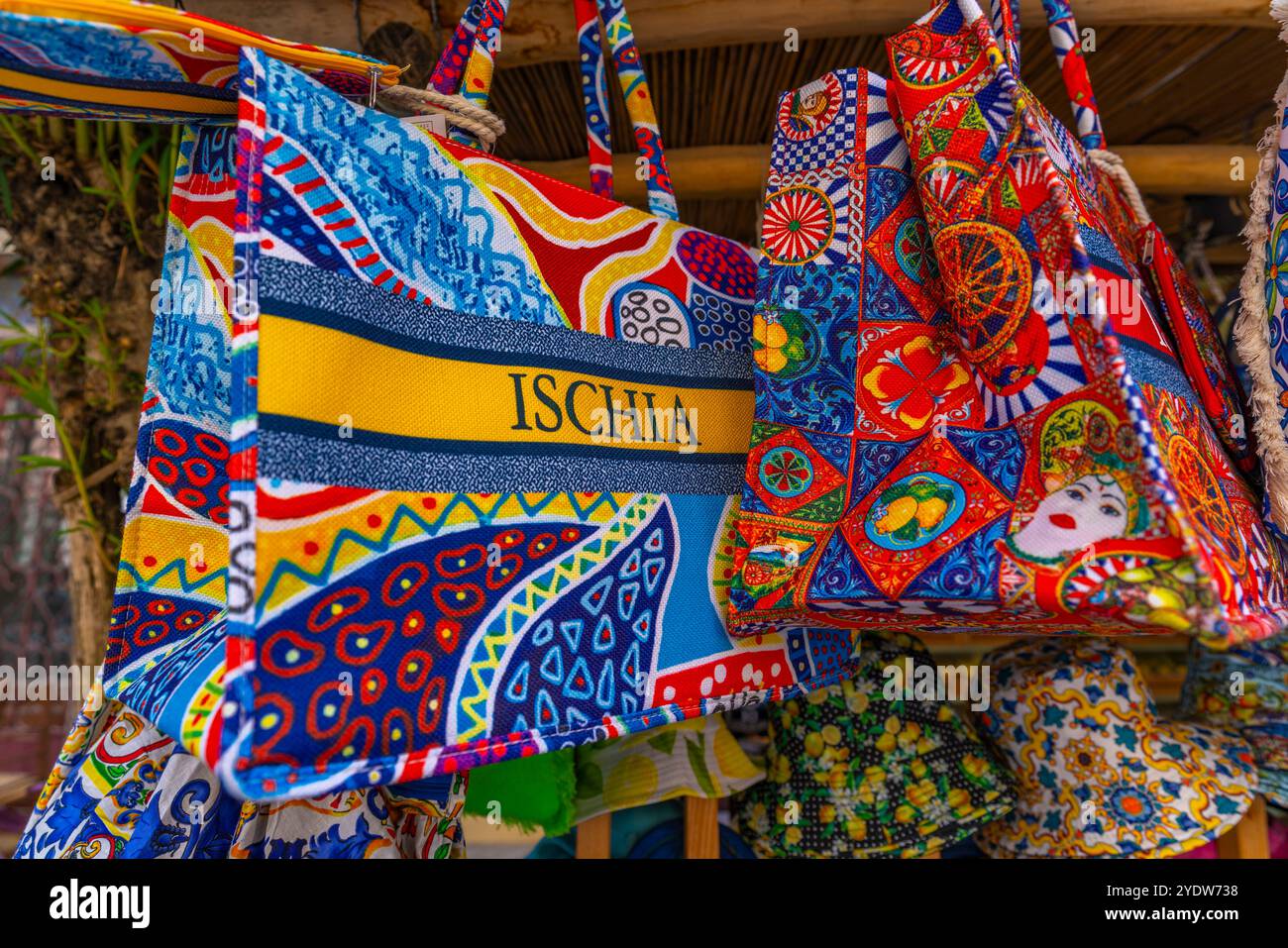 Blick auf farbenfrohe Taschen im Geschäft in der Nähe der Burg Aragonese, des Hafens von Ischia, der Insel Ischia, Kampanien, Italien, Europa Stockfoto