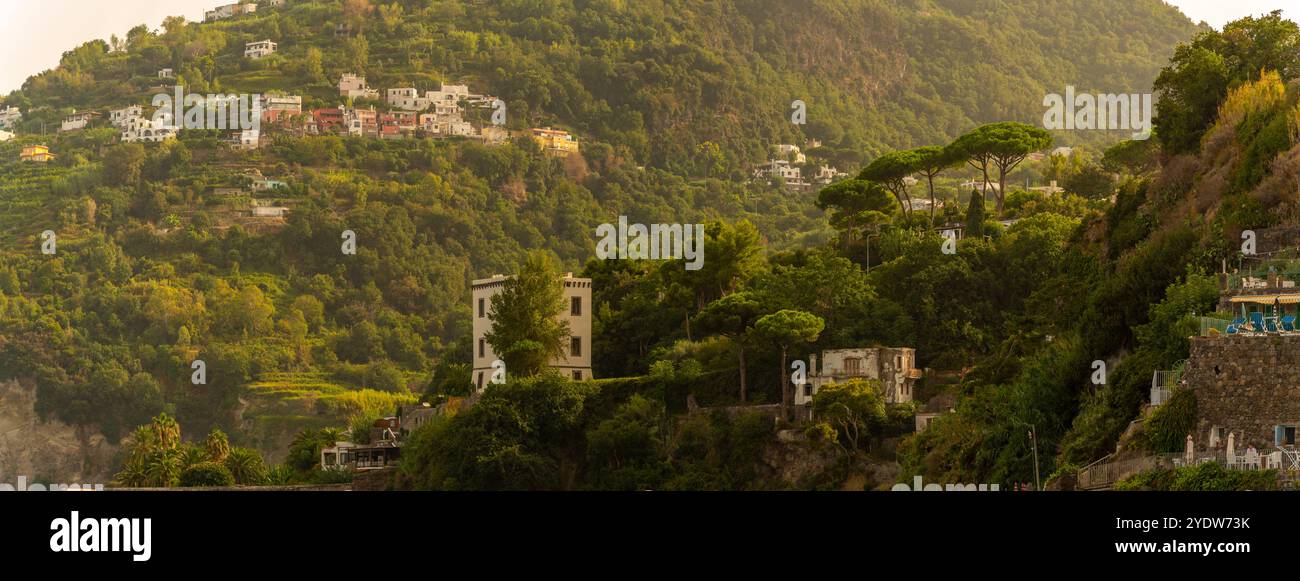 Blick auf die Hügel und Villen in der Nähe der aragonesischen Burg bei Sonnenuntergang, Hafen von Ischia, Insel Ischia, Kampanien, Italien, Europa Stockfoto