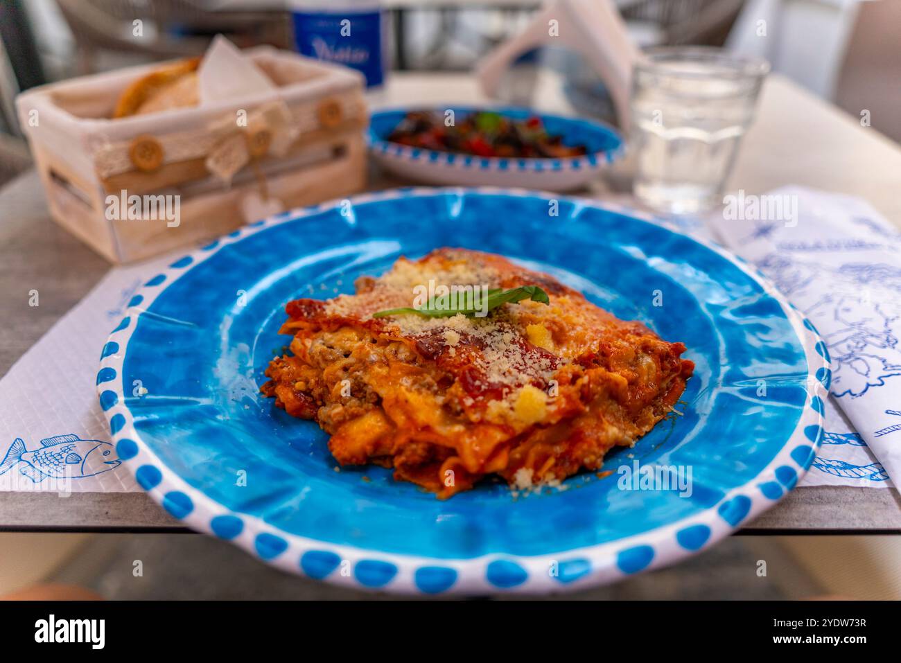 Blick auf italienische Lasagne am Restauranttisch, Insel Ischia, Kampanien, Italien, Europa Stockfoto