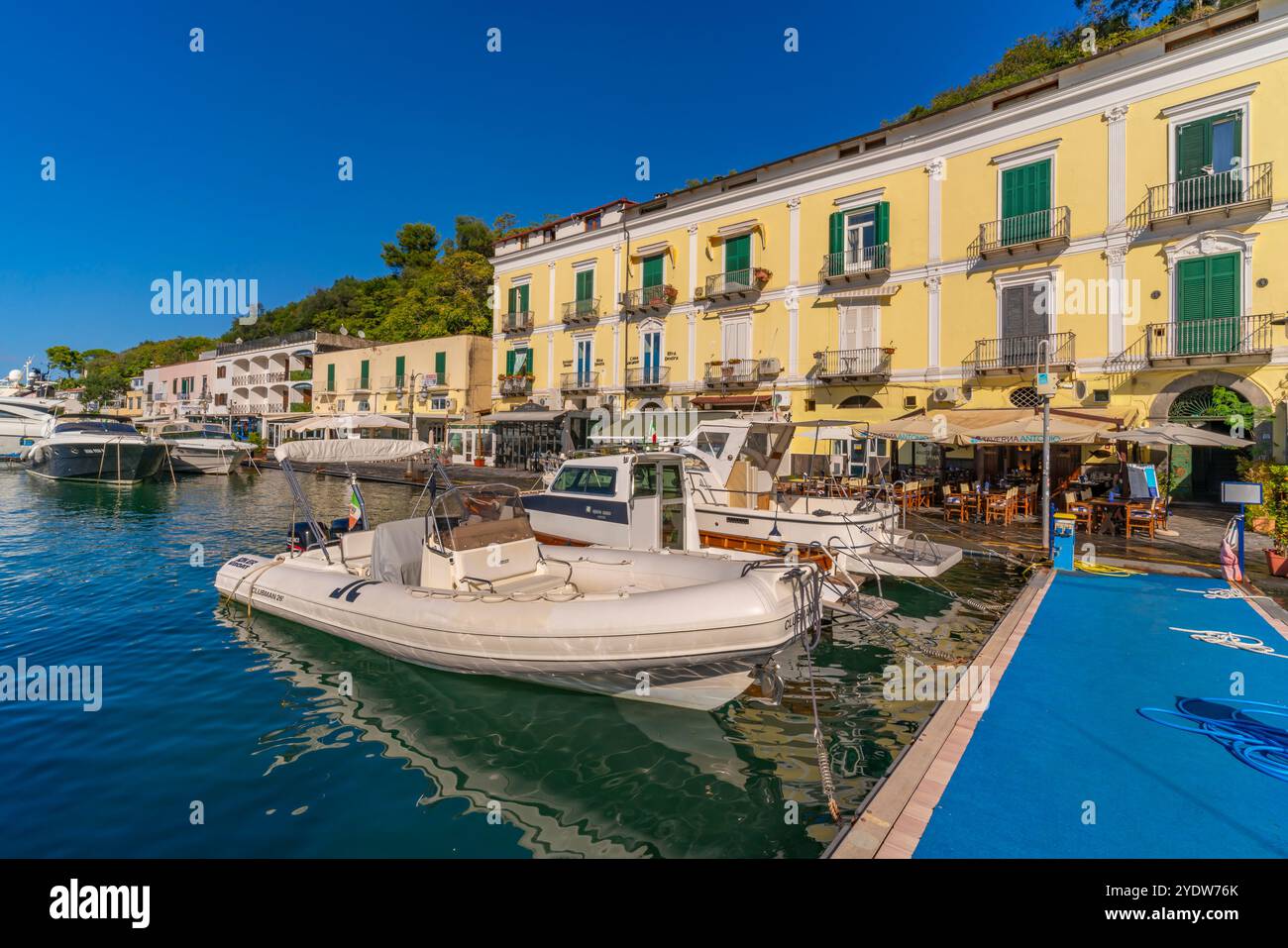 Blick auf Boote und Restaurants in Porto d'Ischia (Hafen von Ischia), Insel Ischia, Kampanien, Italien, Europa Stockfoto