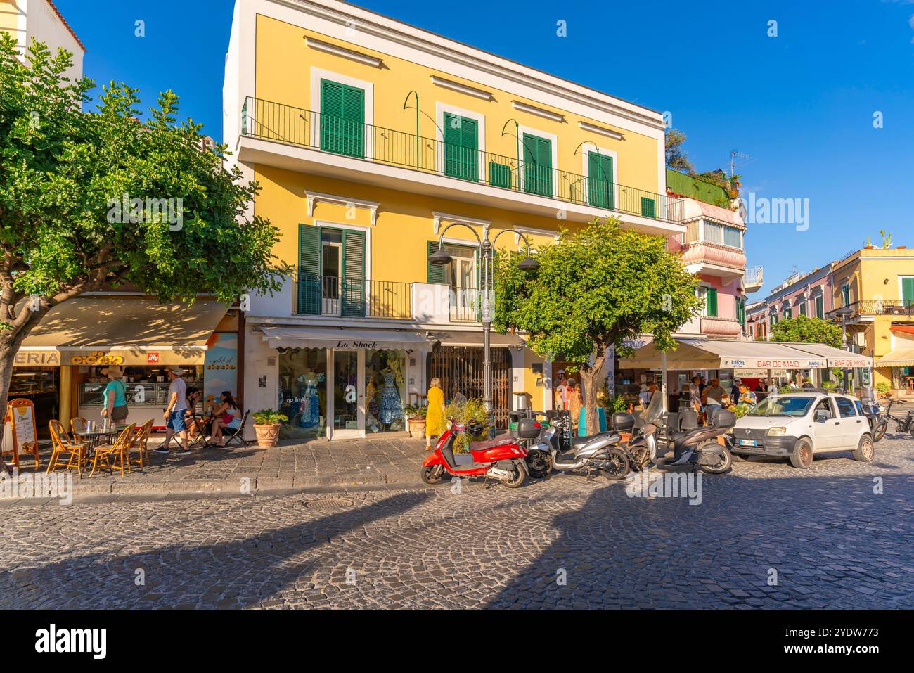 Blick auf Cafés und Geschäfte in Porto d'Ischia (Hafen von Ischia), Insel Ischia, Kampanien, Italien, Europa Stockfoto