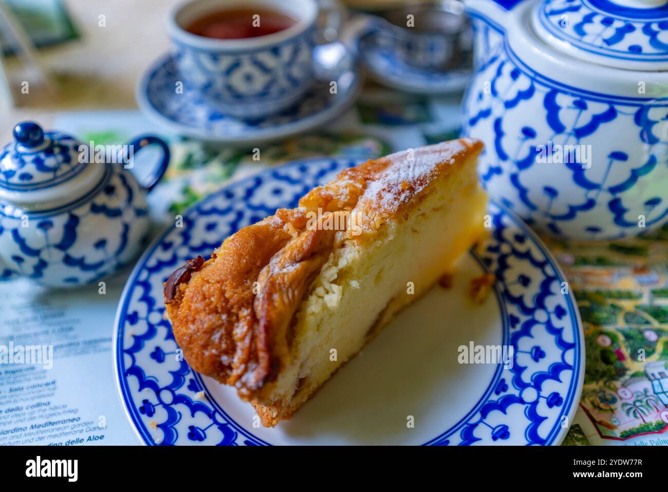 Blick auf Tee und Kuchen im Café Giardini la Mortella, Forio, Insel Ischia, Kampanien, Italien, Europa Stockfoto