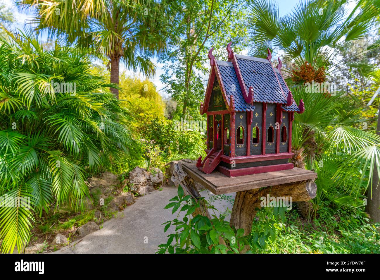 Blick auf das Sala Thai Spirituosenhaus in tropischer Flora in den botanischen Gärten Giardini la Mortella, Forio, Insel Ischia, Kampanien, Italien, Europa Stockfoto