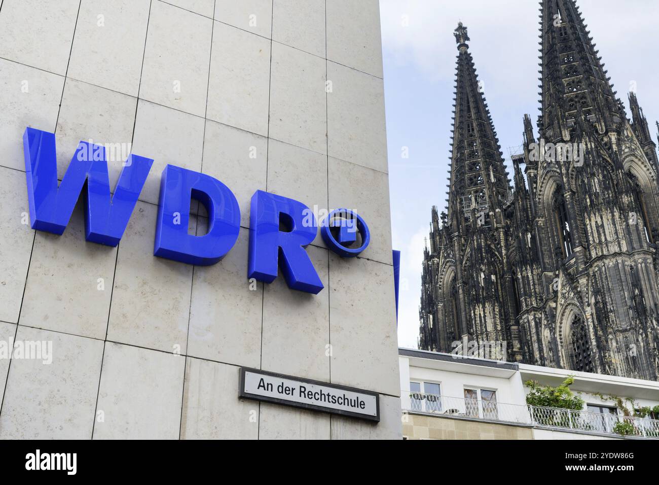 WDR-Logo auf dem Kölner Rundfunkzentrum mit Kölner Dom im Hintergrund Stockfoto