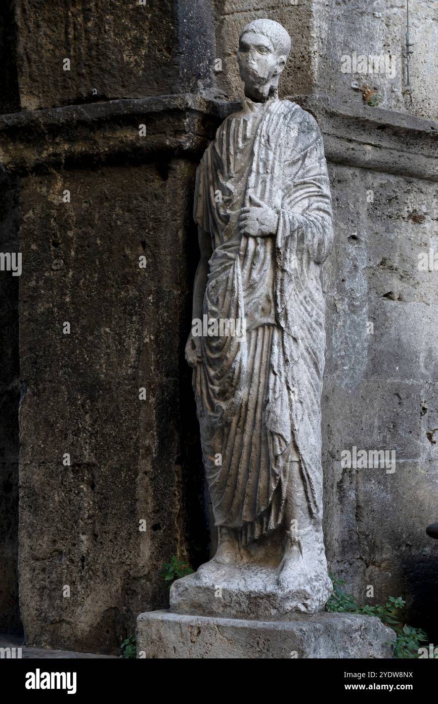 Römische Toga-tragende Statue aus dem Forumsbereich, Glockenturm und Bogen von St. Peter, Isernia, Molise, Italien, Europa Stockfoto