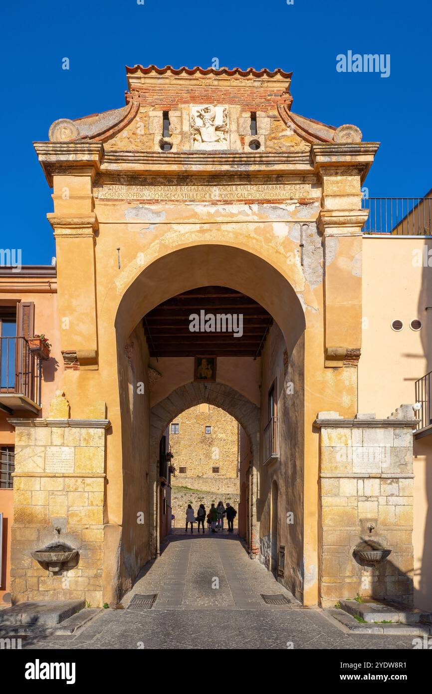 Bogen der Via Sant'Anna, Castelbuono, Palermo, Sizilien, Italien, Mittelmeerraum, Europa Stockfoto