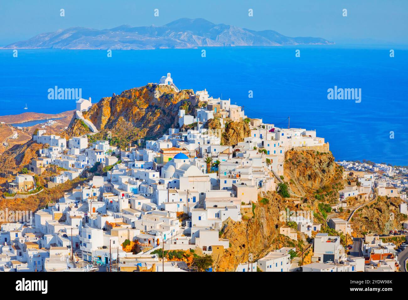 Blick auf das Dorf Chora und die Insel Sifnos in der Ferne, Chora, Serifos, Kykladen, griechische Inseln, Griechenland, Europa Stockfoto