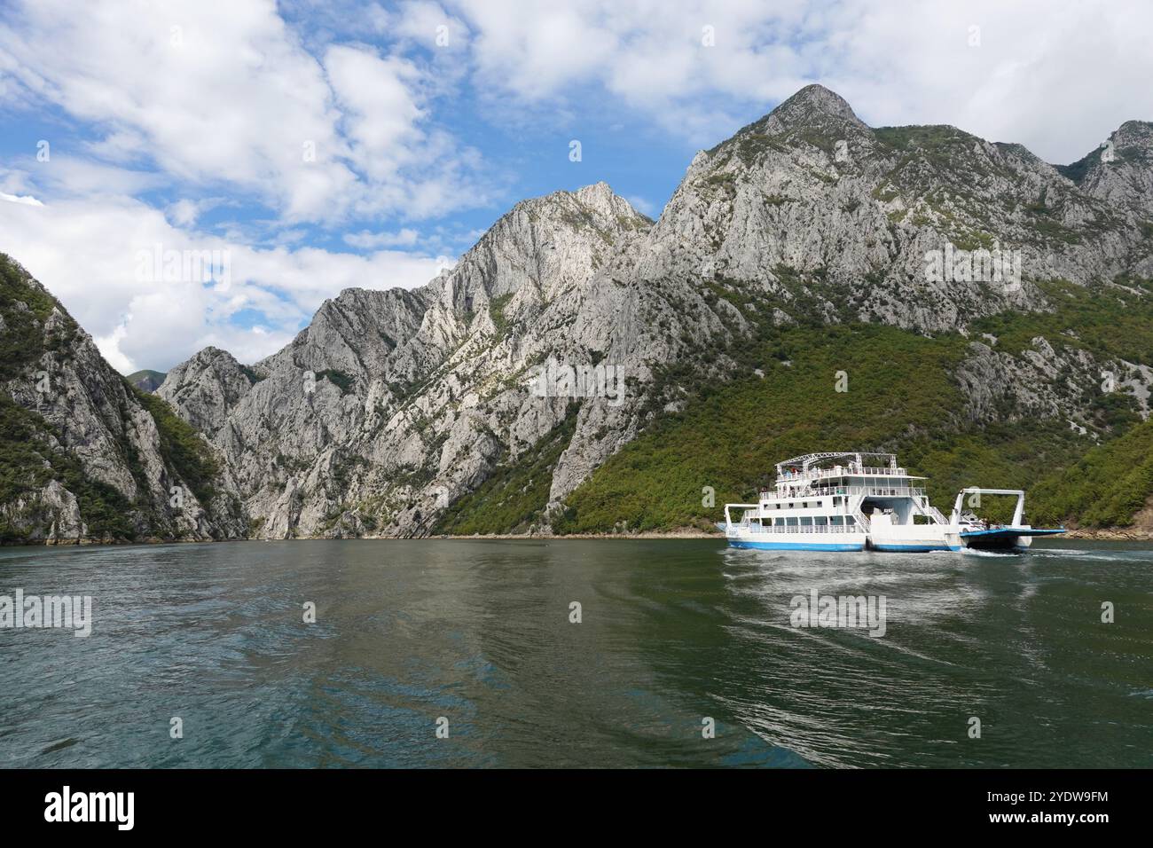 Der Koman-See, ein Stausee am Fluss drin im Norden Albaniens, umgeben von dichten bewaldeten Hügeln, vertikalen Hängen, tiefen Schluchten, Albanien Stockfoto